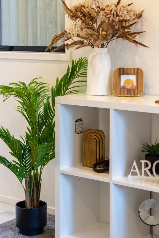 Large trendy 3 Bedroom Residence, Central City - Resim 24