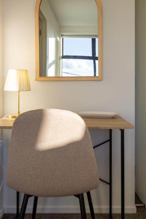 Large trendy 3 Bedroom Residence, Central City - Resim 29