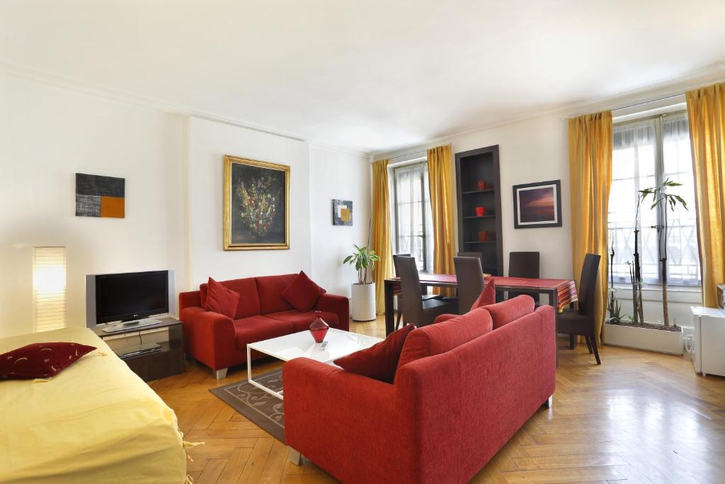 Televízia a/alebo spoločenská miestnosť v ubytovaní Hotel Tor