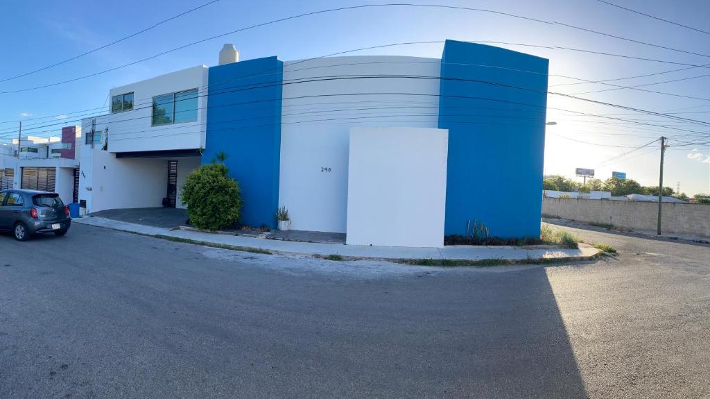 um edifício azul e branco ao lado de uma rua em Casa Kaan ha em Mérida