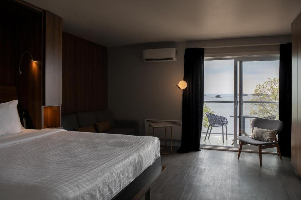 A bed or beds in a room at Auberge Des Îles