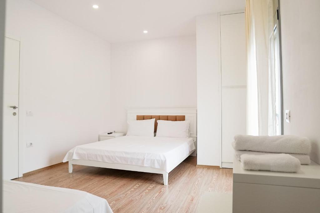Uma cama ou camas num quarto em Mega Hotel
