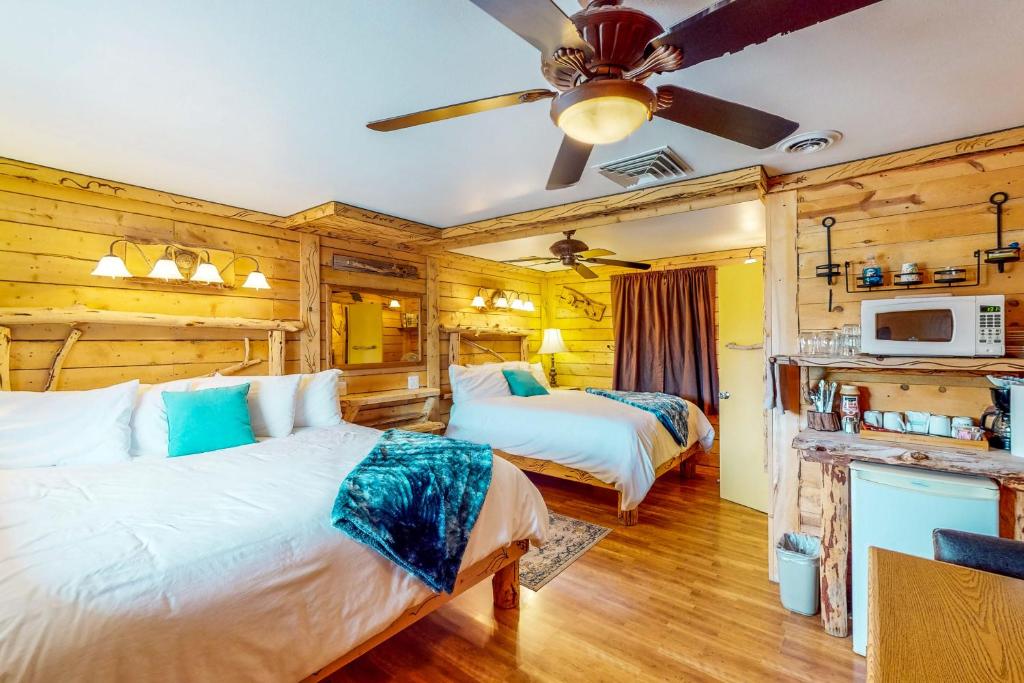 Двухъярусная кровать или двухъярусные кровати в номере Cedaredge Lodge, Cabin 1