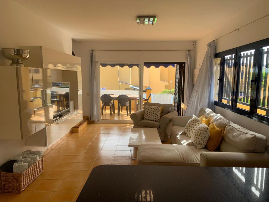 ein Wohnzimmer mit einem Sofa und einem Esszimmer in der Unterkunft Villa Bahia Meloneras in Meloneras