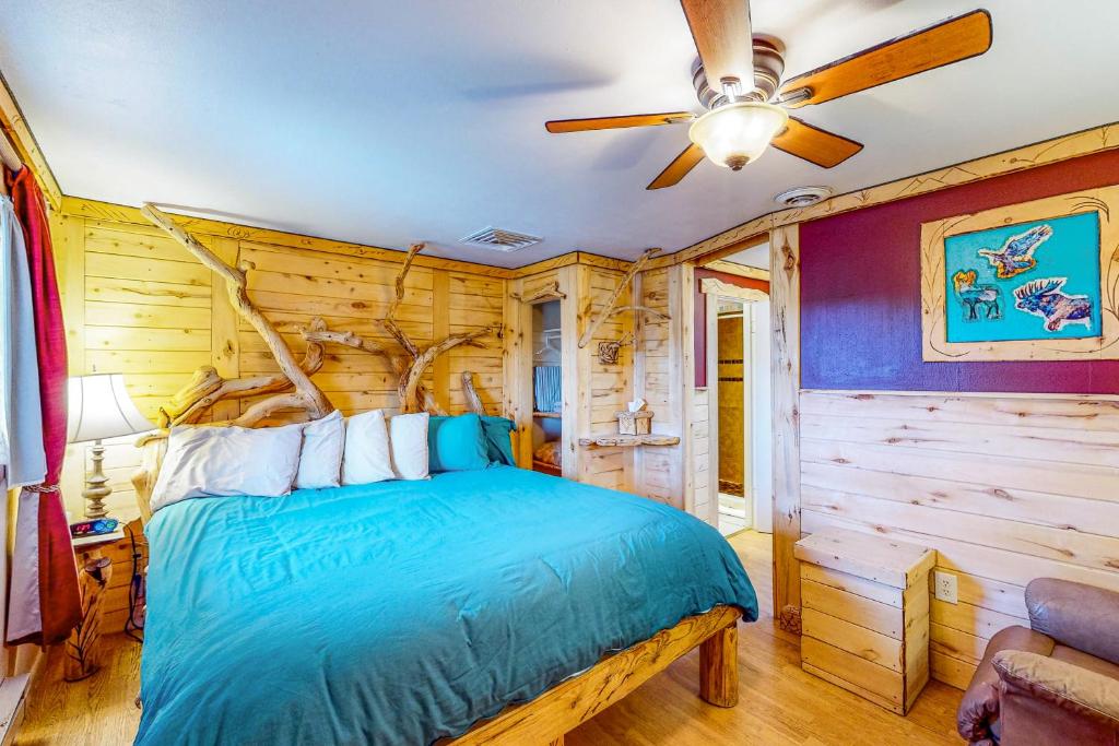 1 dormitorio con 1 cama y ventilador de techo en Cedaredge Lodge Cabin 4 en Cedaredge