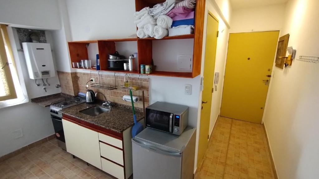 una pequeña cocina con fregadero y microondas en Studio Apartment en Buenos Aires