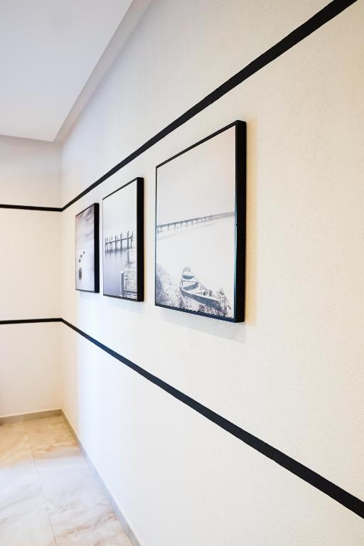 Uma televisão e/ou sistema de entretenimento em Mega Hotel