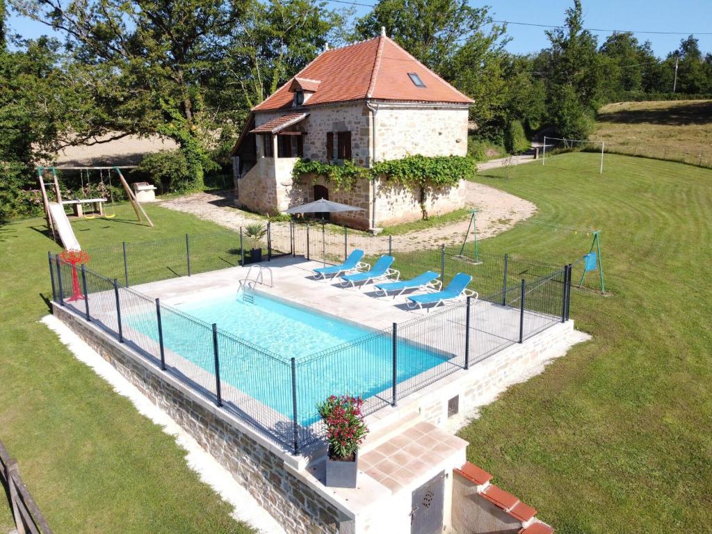 an overhead view of a pool with chairs and a house at Lovely holiday home in stunning location private pool and 6 mountain bikes in Théminettes