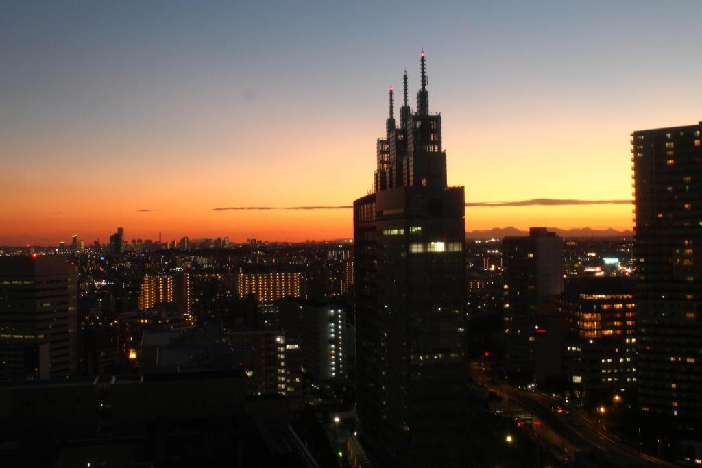 川崎的住宿－川崎日航酒店，日落时分享有城市天际线的景致
