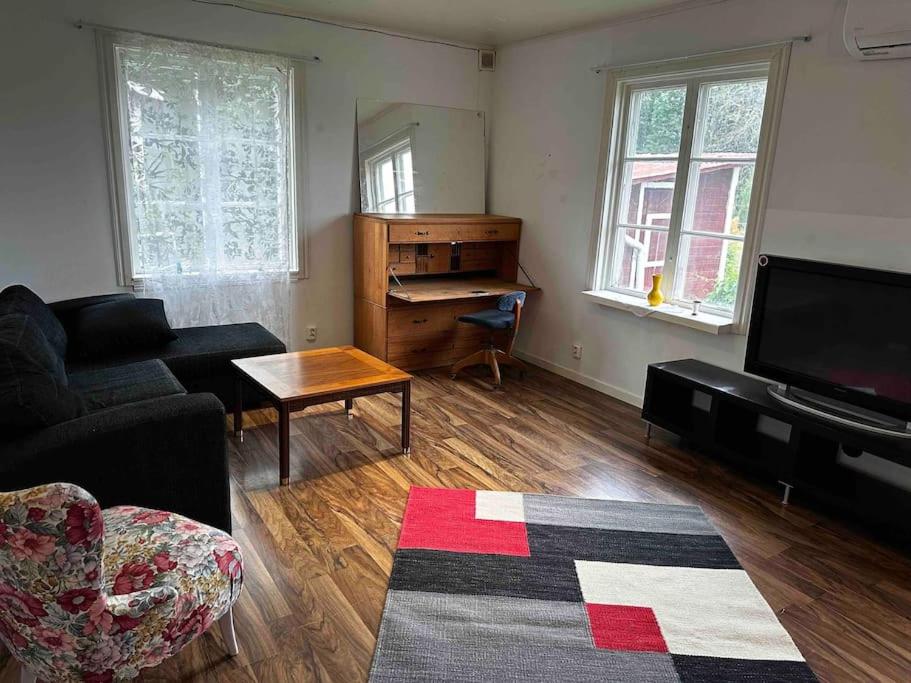 uma sala de estar com um sofá e uma televisão de ecrã plano em Hus Krylbo Avesta em Krylbo