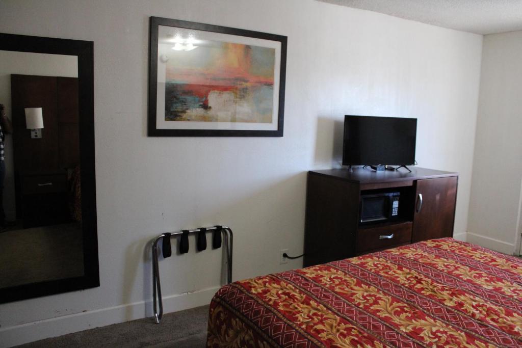 TV a/nebo společenská místnost v ubytování Flagstaff Motel
