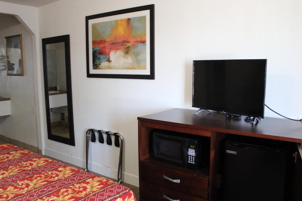 TV a/nebo společenská místnost v ubytování Flagstaff Motel
