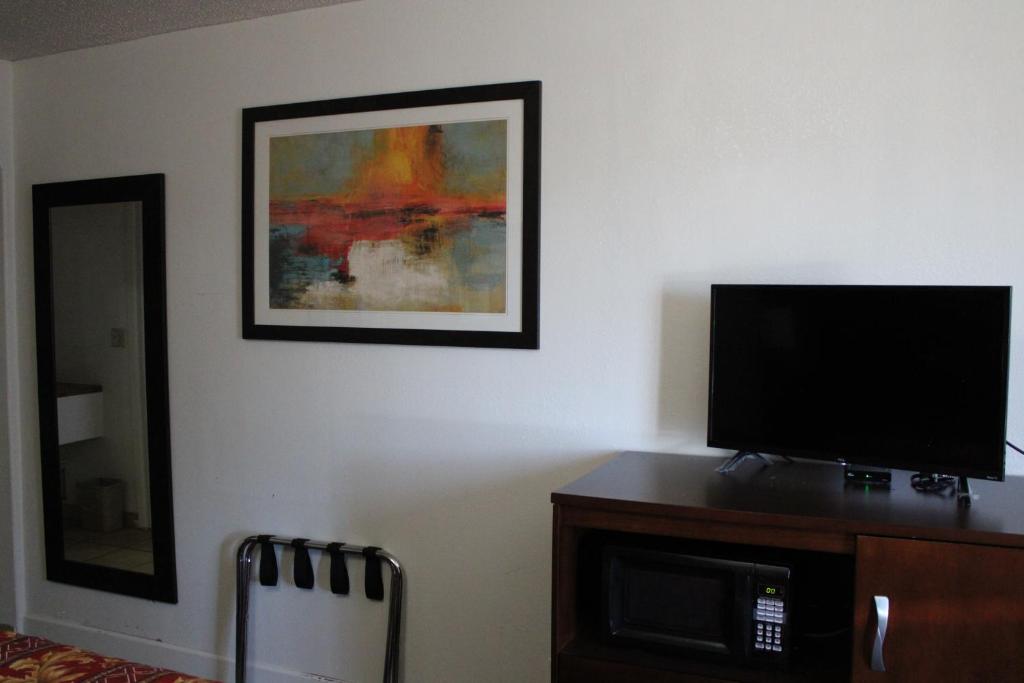 TV a/nebo společenská místnost v ubytování Flagstaff Motel