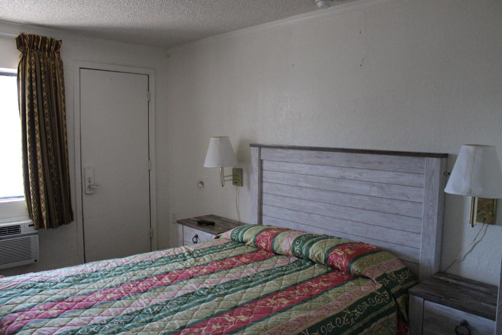 Postel nebo postele na pokoji v ubytování Flagstaff Motel