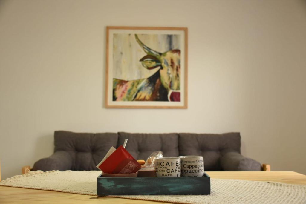 ein Wohnzimmer mit einem Sofa und einem Tisch in der Unterkunft PINEDA DEL RIO in Carmen de Patagones