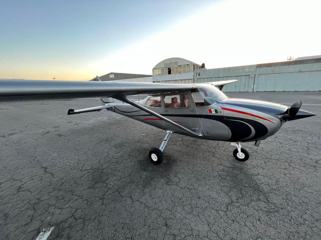 um pequeno avião está estacionado numa pista em Tour en avión privado para celebrar fechas memorables como compromisos matrimoniales, declaración de amor, cumpleaños, aniversarios em Toluca