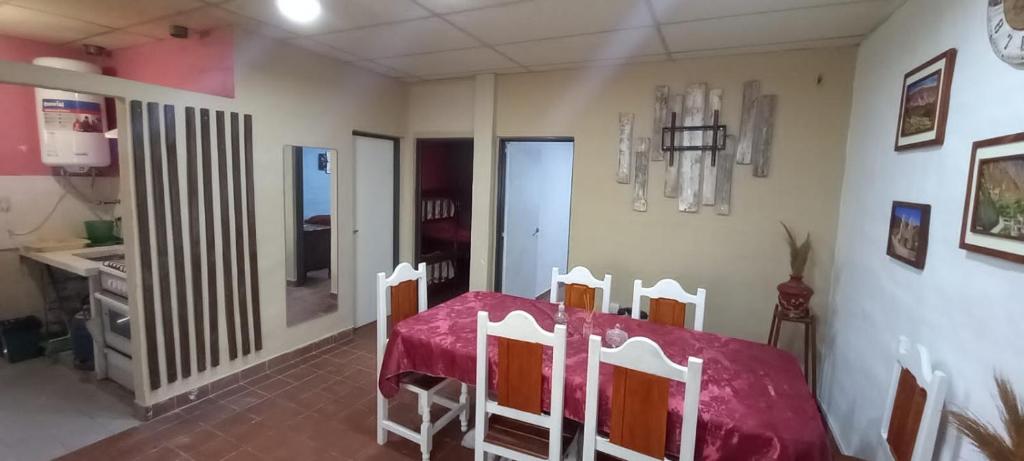 une salle à manger avec une table et des chaises rouges dans l'établissement Alojamiento Salvador, à San Salvador de Jujuy