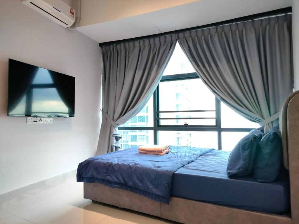 een slaapkamer met een bed en een groot raam bij DangaBay SeaView 4pax with Netflix WiFi in Johor Bahru