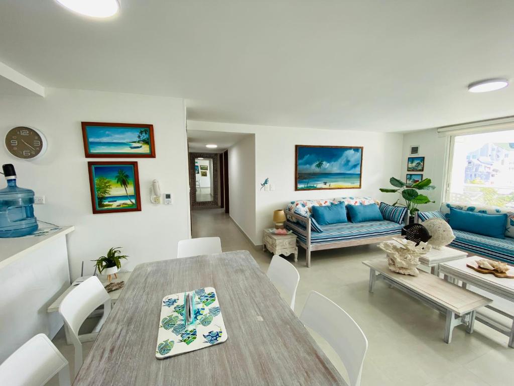 een woonkamer met een tafel en een bank bij San Andrés espectacular apto frente al mar, WI-FI in San Andrés