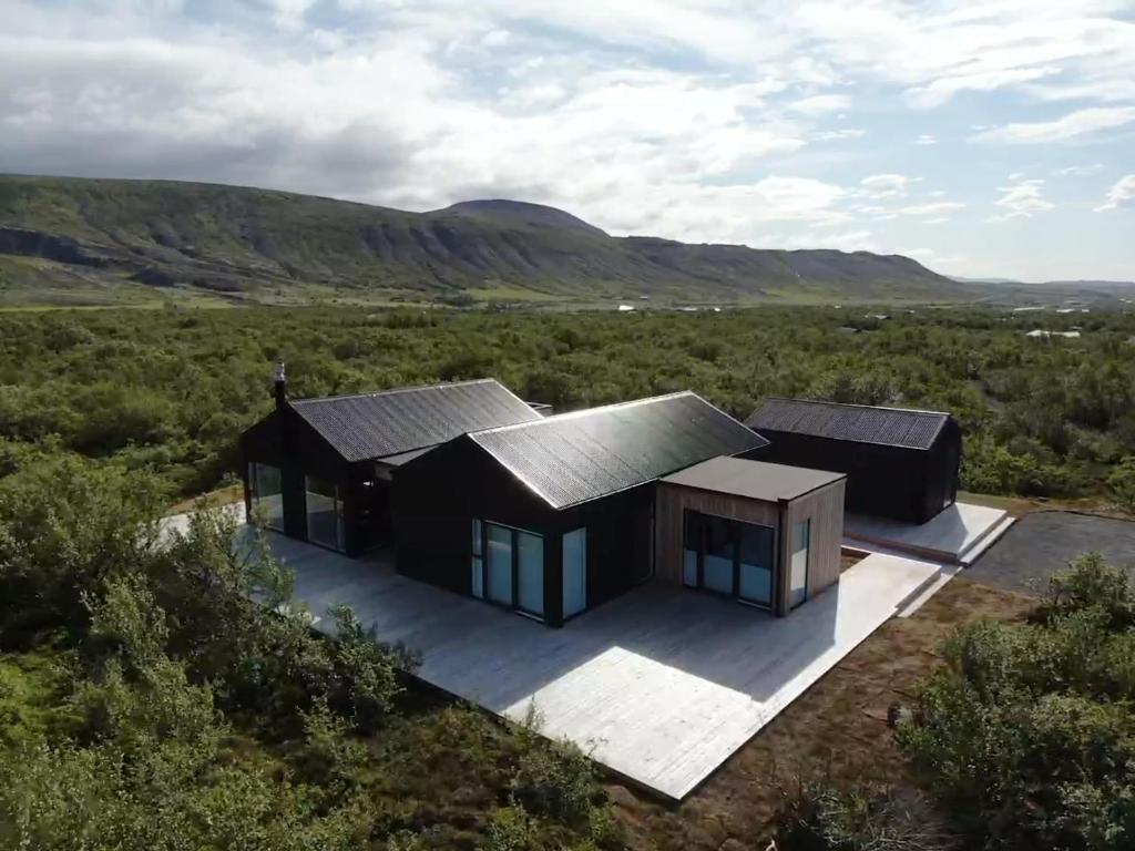 una vista in alto di una casa nera in un campo di Stunning Luxury Chalet in West Iceland a Reykholt