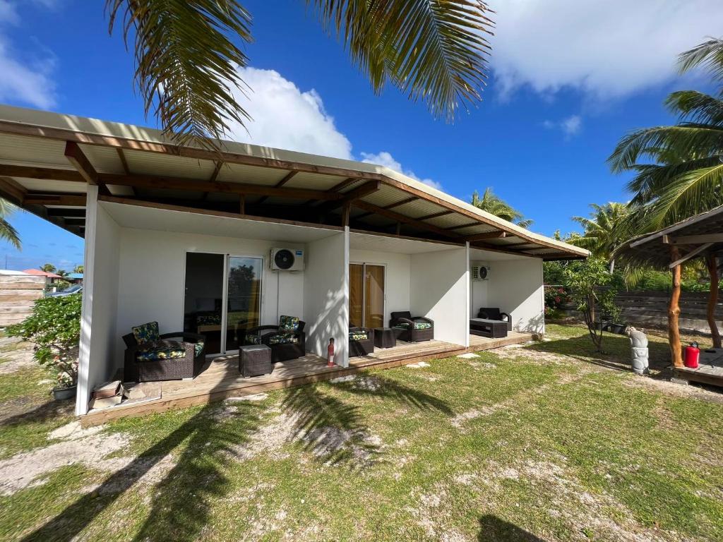 a villa with a view of the backyard at Te Mao in Avatoru