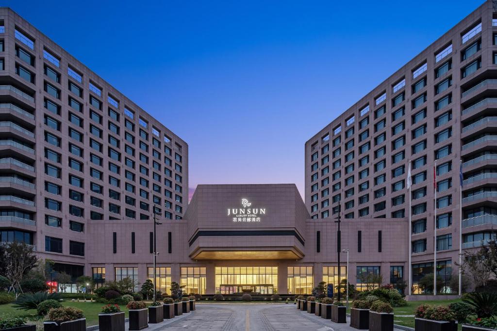 a rendering of the pruitt center in front of two buildings at Hangzhou Junsun Luxury Hotel in Hangzhou
