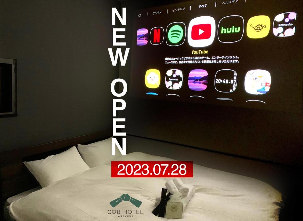 Una habitación con una cama con un cartel de manzana en la pared en COB HOTEL Asakusa, en Tokio