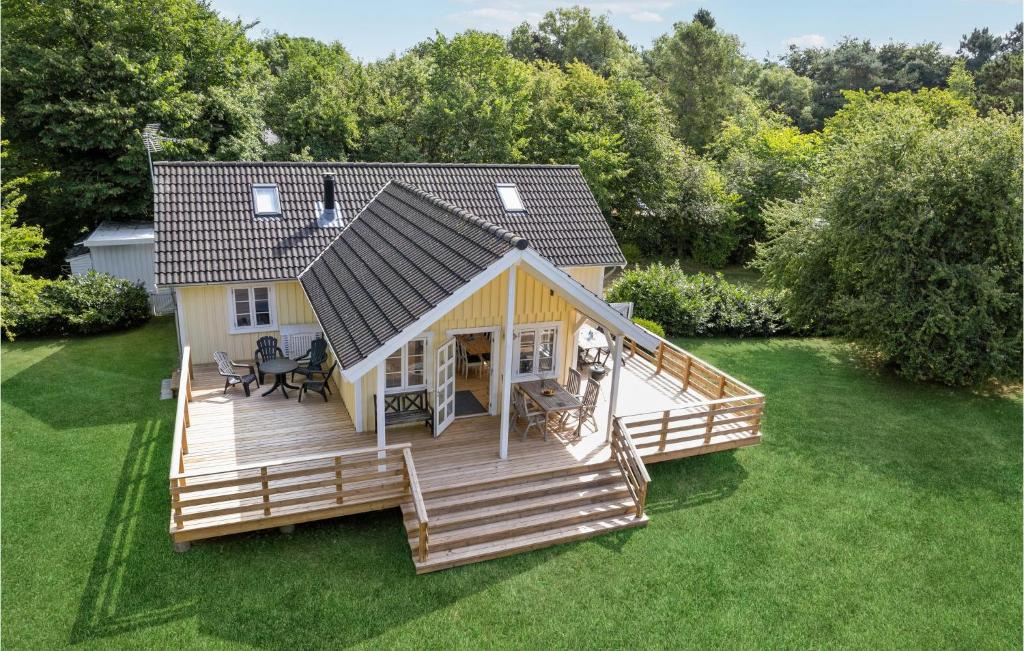 Højbyにある3 Bedroom Stunning Home In Hjbyの大きなデッキ付きの家屋の頭上の景色