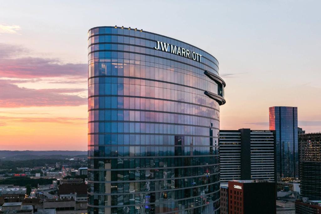 ナッシュビルにあるJW Marriott Nashvilleの標識が書かれた高いガラス張り