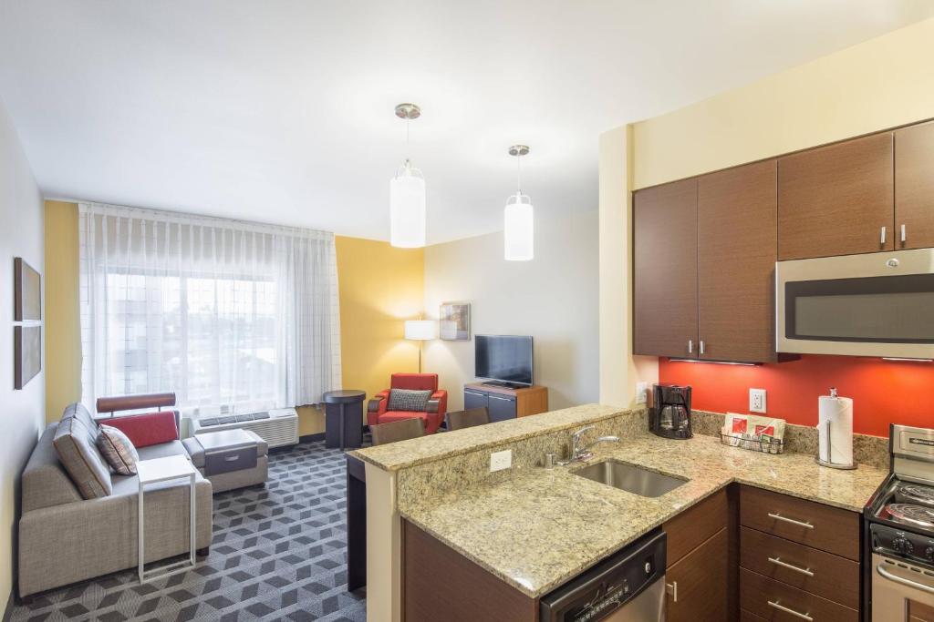 een kamer met een keuken en een woonkamer bij TownePlace by Marriott Suites Portland Vancouver in Evergreen