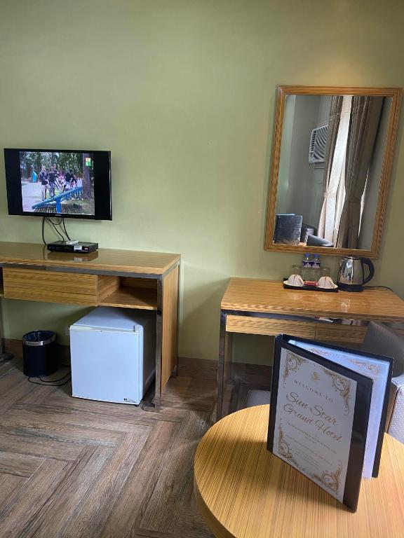 TV a/nebo společenská místnost v ubytování Sun Star Grand Hotel