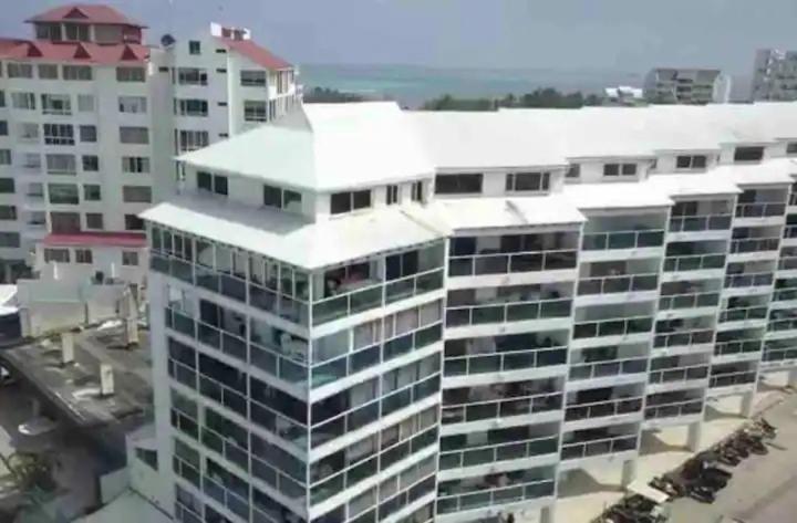 una vista aerea di un grande edificio bianco di Edificio Apartamentos Hansa Alado De La Playa a San Andrés