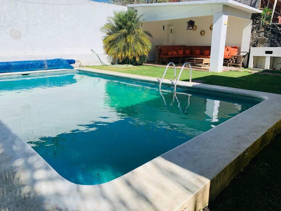 uma piscina em frente a uma casa em Hermosa casa de descanso, alberca privada, caldera em Oaxtepec