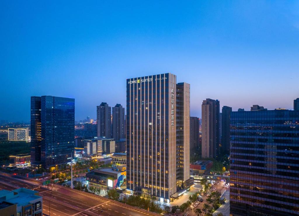 合肥合肥南站希尔顿惠庭酒店的夜晚城市中的高楼