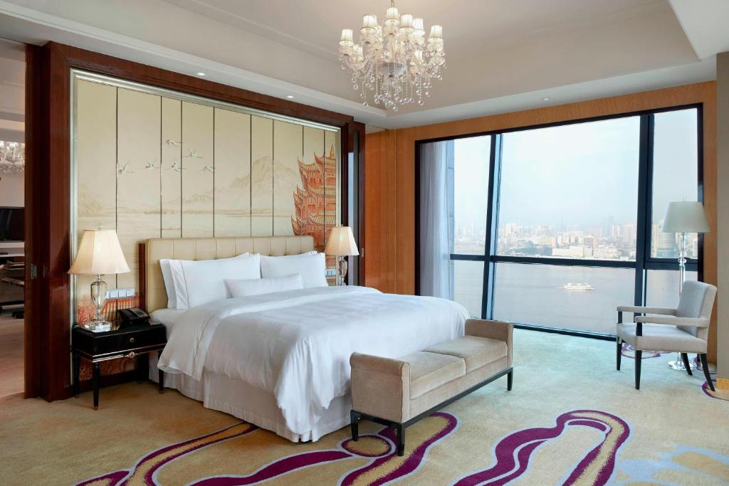Postel nebo postele na pokoji v ubytování The Westin Wuhan Wuchang