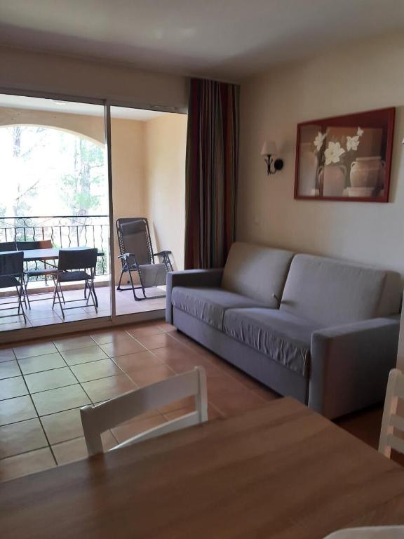 un salon avec un canapé et une table dans l'établissement Village Pont Royal en Provence - maeva Home - 2 Pièces 4 Personnes Sélection MAE-2180, à Mallemort