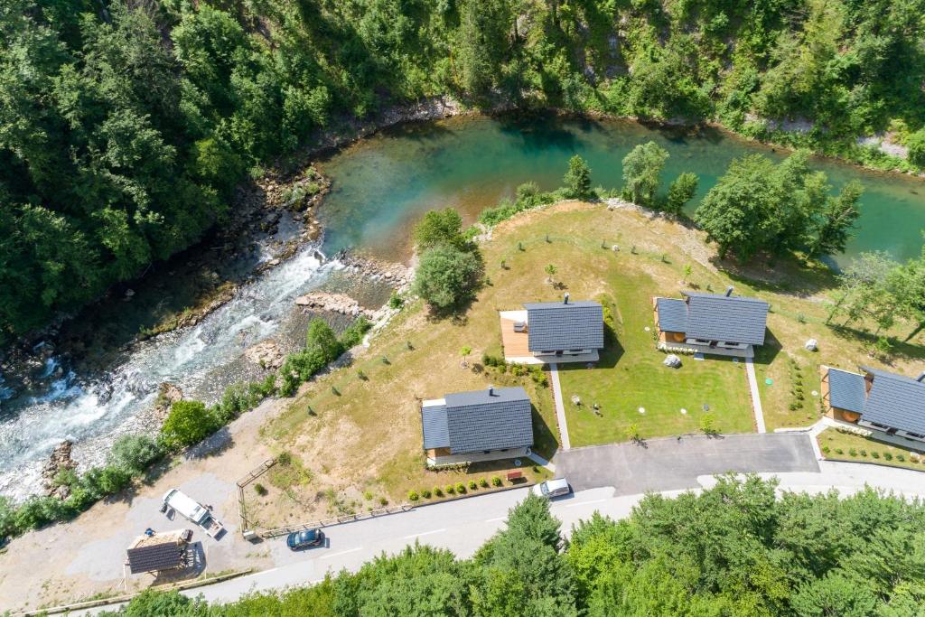 una vista aérea de una casa junto a un río en Riverside Resort Stari Malni Kolpa - Happy Rentals, en Osilnica