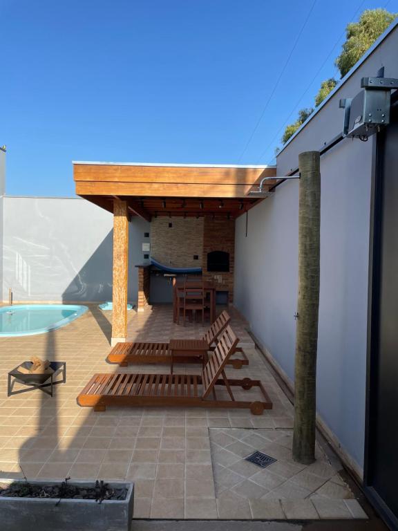 Bazén v ubytování Cantinho Estrelado - Casa automatizada com ALEXA nebo v jeho okolí