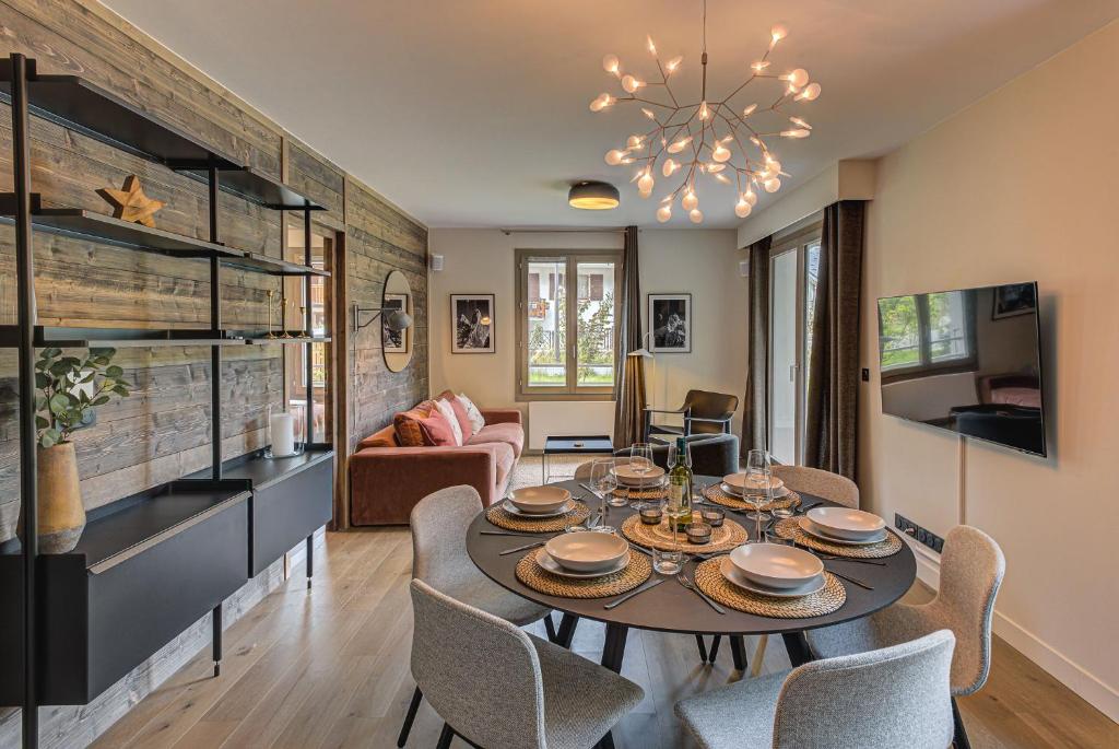 - une salle à manger et un salon avec une table et des chaises dans l'établissement White Pearl A05 Modern apartment Chamonix Alpes Travel Sleeps 4 to 6, à Chamonix-Mont-Blanc