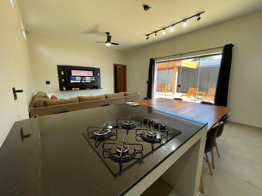 TV a/nebo společenská místnost v ubytování Cantinho Estrelado - Casa automatizada com ALEXA