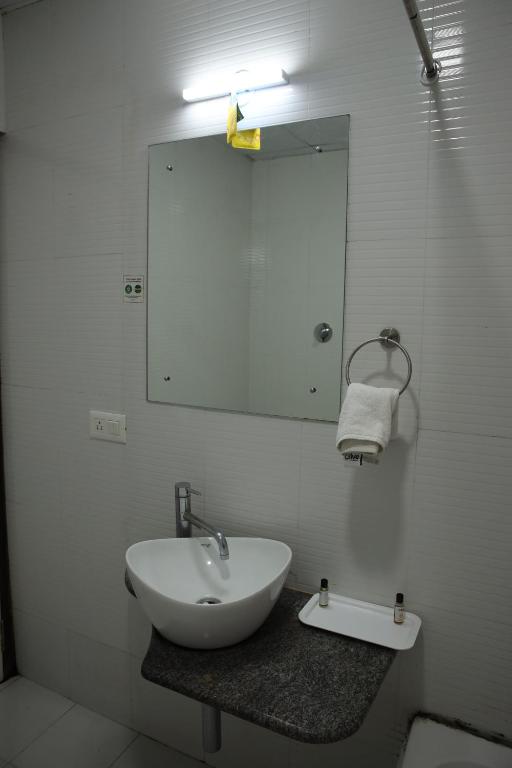 Vannituba majutusasutuses Olive Zip Rest House Road by Embassy Group
