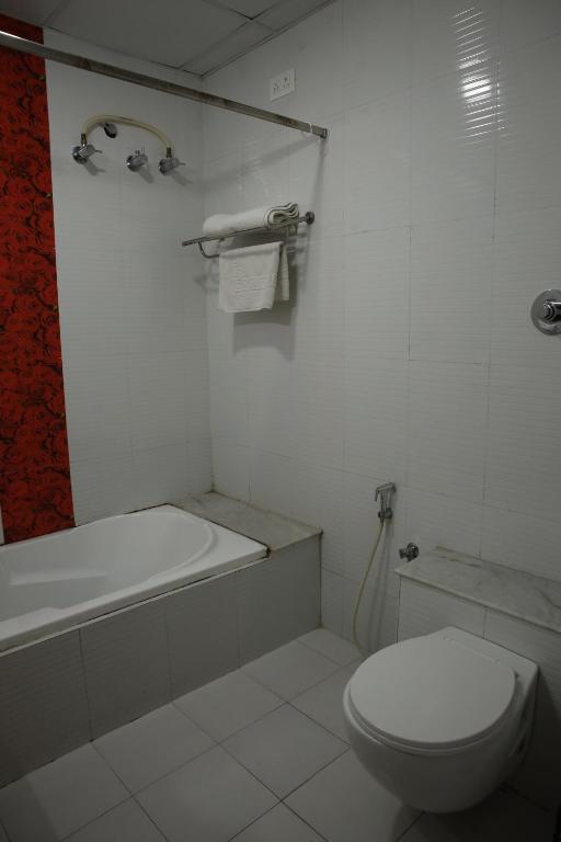 Vannituba majutusasutuses Olive Zip Rest House Road by Embassy Group