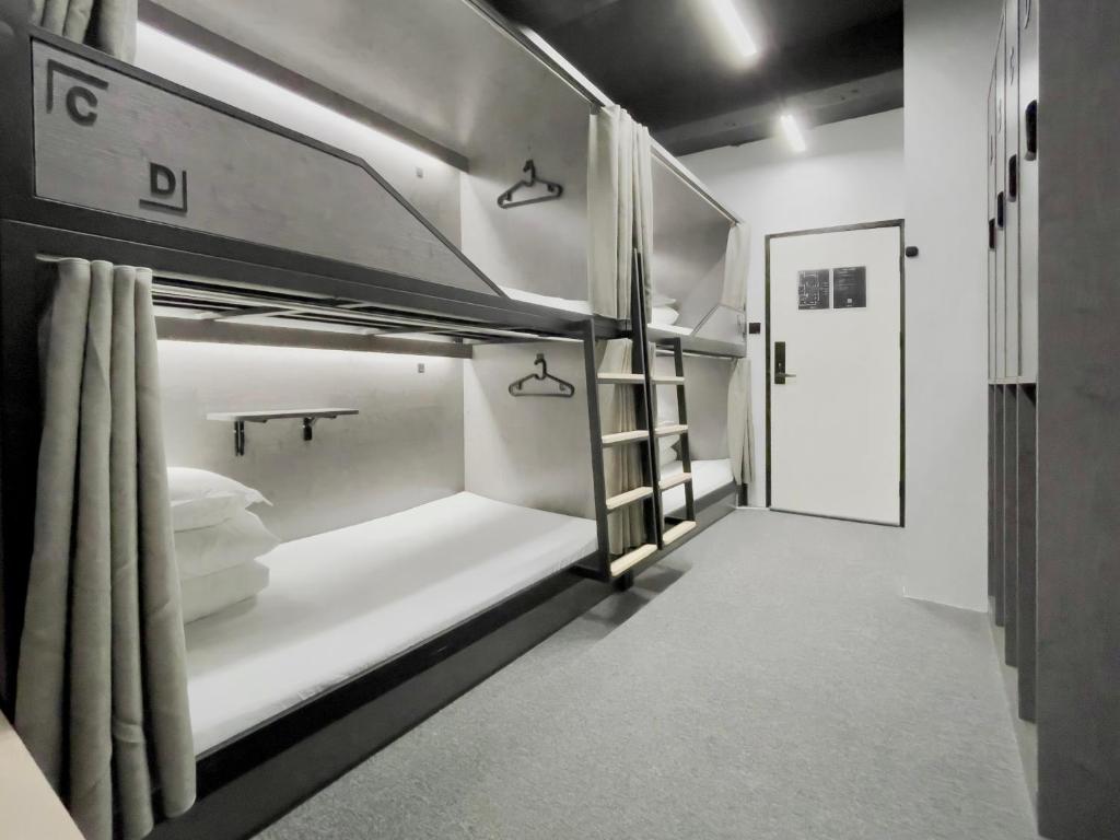 Postel nebo postele na pokoji v ubytování Sifang Space Hostel Xi'an - Xi'an TIYUCHANG metro station Line2