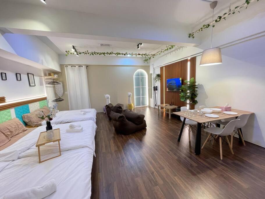 Sunway Geo Suite-Linked BRT-Medical في بيتالينغ جايا: غرفة معيشة مع أريكة بيضاء وطاولة