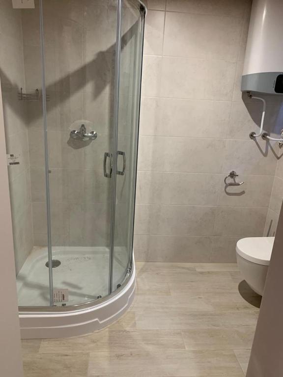 łazienka z prysznicem i toaletą w obiekcie Domki letniskowe Ibiza w Dźwirzynie