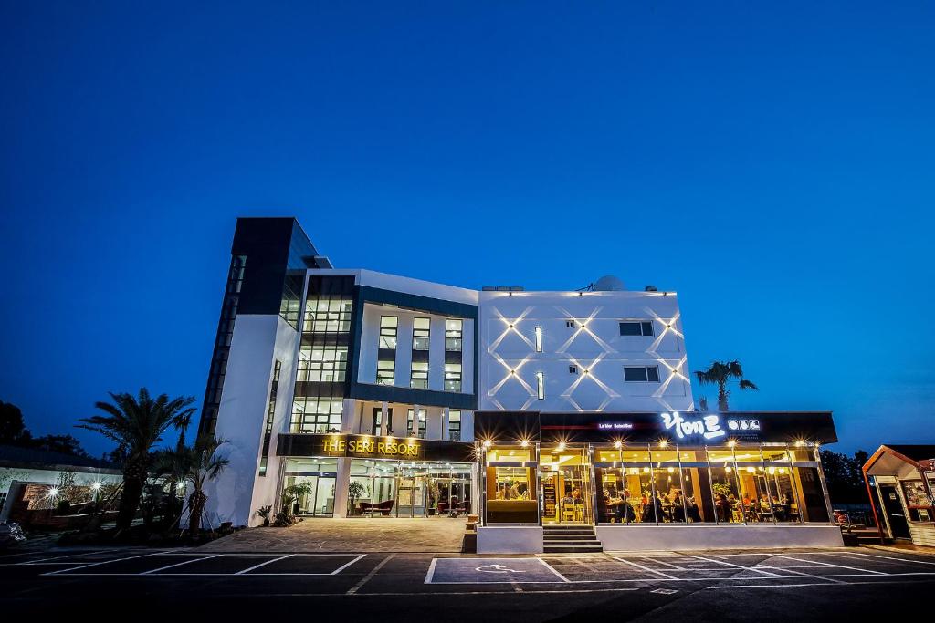 un edificio en un estacionamiento por la noche en The Seri Resort en Seogwipo