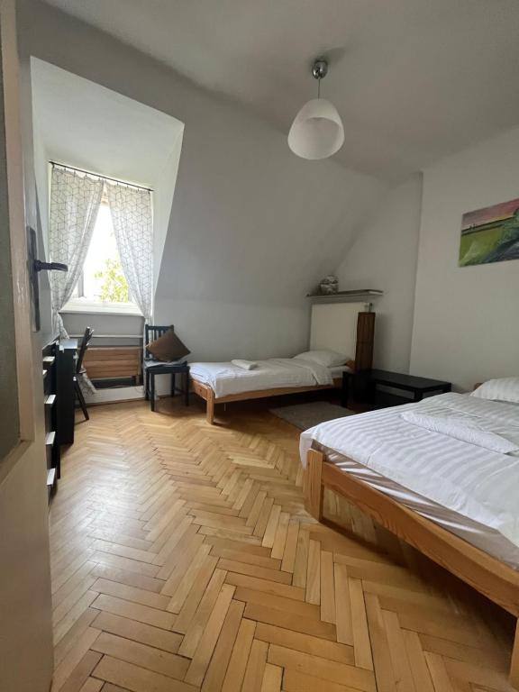ワルシャワにあるMurano Apartaments Old Townのベッドルーム1室(ベッド2台付)が備わります。