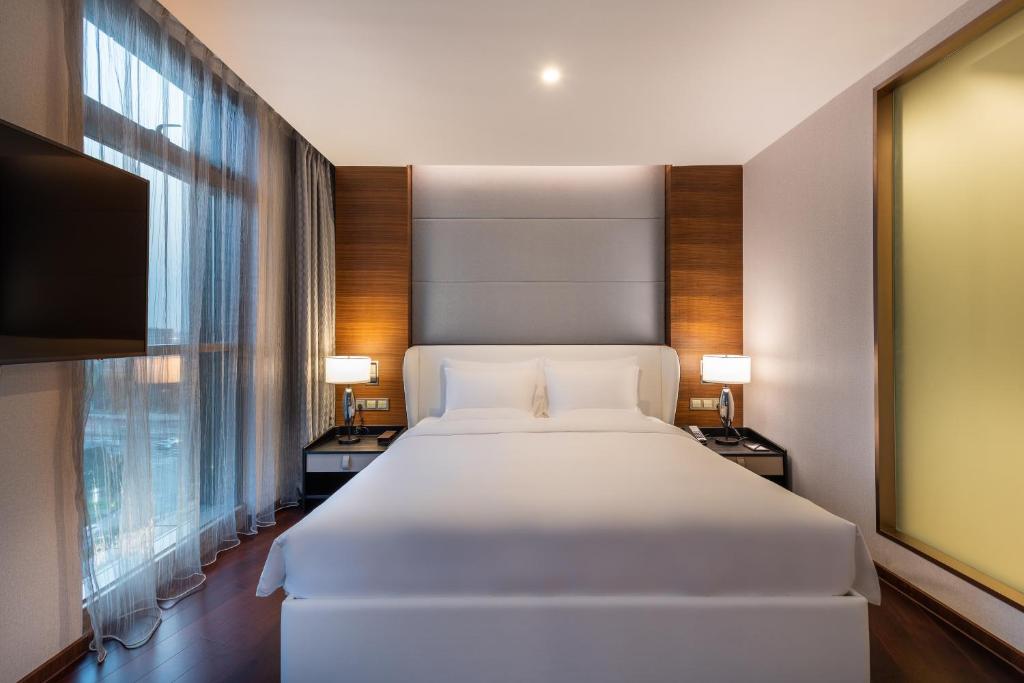 Postel nebo postele na pokoji v ubytování Novotel Shanghai Hongqiao