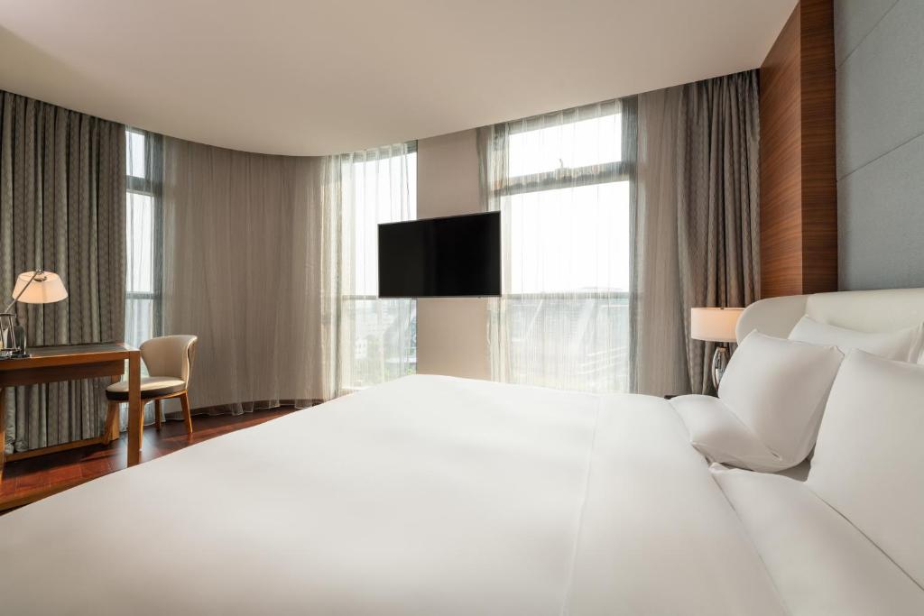 Postel nebo postele na pokoji v ubytování Novotel Shanghai Hongqiao