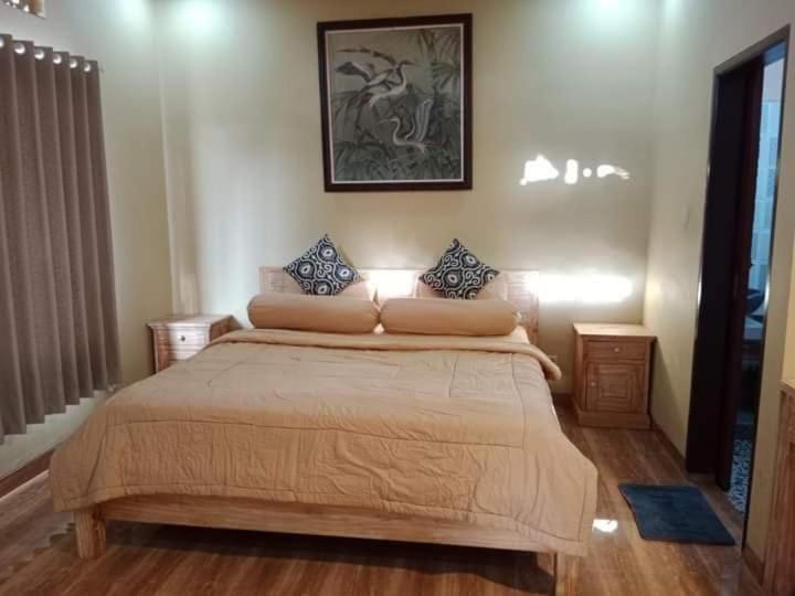 um quarto com uma cama grande num quarto em Lee Wong House em Ubud